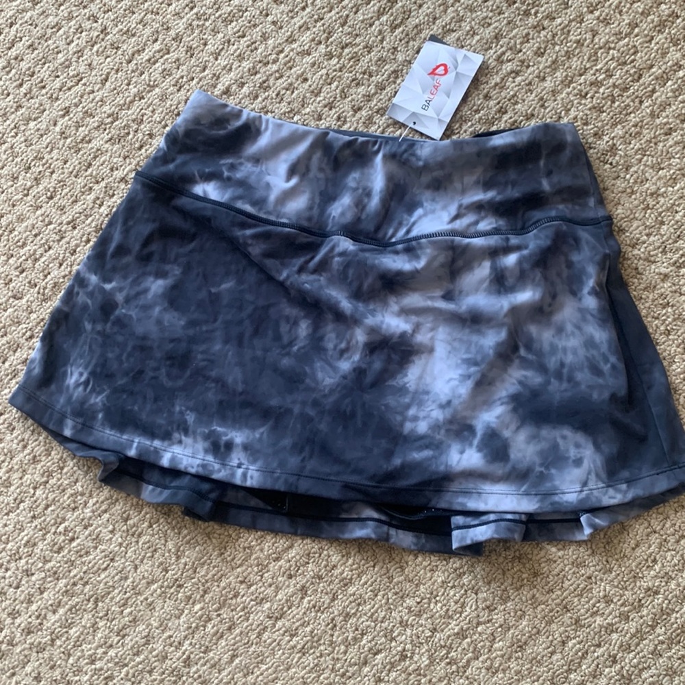 Baleaf skort/tennis skirt with zip back waist pocket size Large